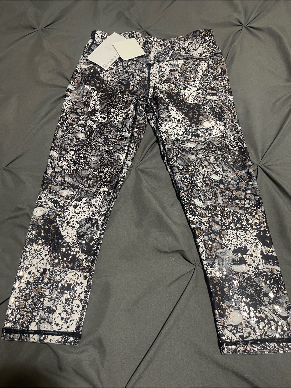 Fabletics salar Performance Printed Capri Leggings - Black & White NWT